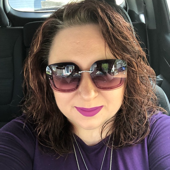 Meet your Posher, Rebekka - Picture 2 of 2